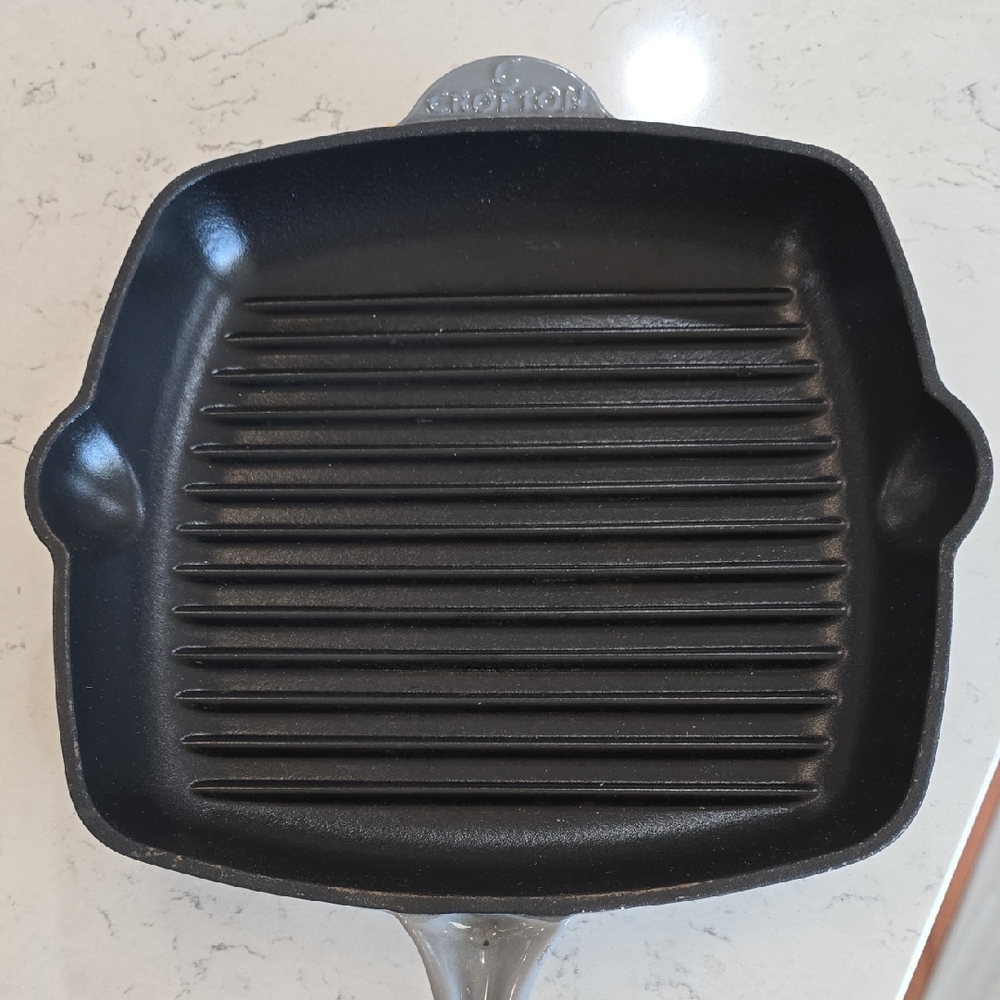 Croton gray cast iron skillet (gray and black)
